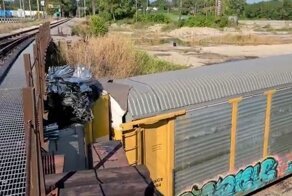 Крыши нескольких вагонов поезда сложились в "гармошку" после столкновения с мостом