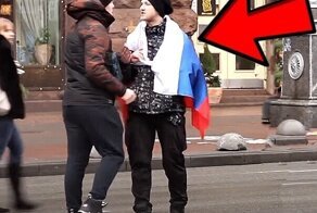 Реакция украинцев на российский флаг в Киеве и реакция русских на флаг Украины