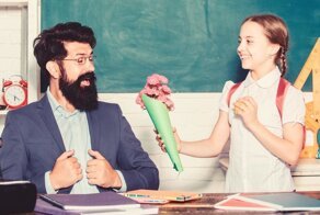 Почему учителям на 1 сентября дарят цветы?