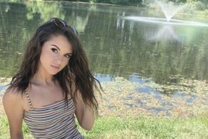 Девушки в платьях