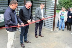 Депутаты перерезали красную ленточку и открыли… мусорку