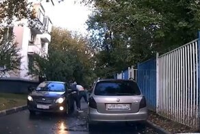 Ожесточенная драка автомобилисток из-за открытой двери