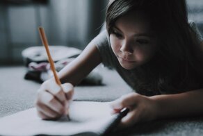 Картина в мрачных тонах: опасно ли, когда ребенок использует для рисования черные цвета?