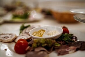 Место для нищебродов через дорогу, в Макдональдсе