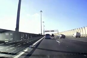 Авария дня. В Петербурге «шашечник» на BMW устроил аварию