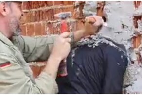 Мужчина залил голову раствором и застрял