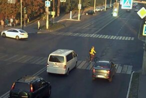 Безуспешная попытка велосипедистки проехать на красный сигнал светофора