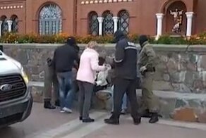 В Белоруссии снова неизвестные в масках задержали женщин и увезли в газели