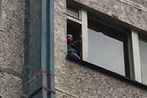 Дед пытался выбросить внука из окна