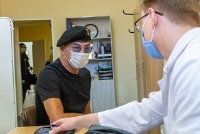 Михаил Боярский пришел на прививку и грохнулся в обморок: видео