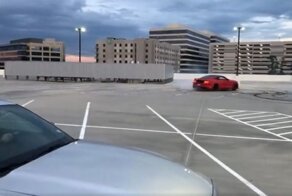 Владелец Ford Mustang врезался в фонарный столб когда крутил «пончики»