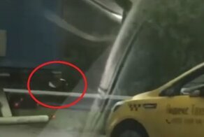 "Дяденька, отдай!": таксист-обочечник оставил зеркало авто на грузовике, который пытался обогнать