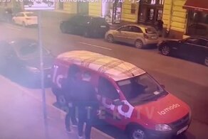 В Санкт-Петербурге курьера Lamoda порезали ножом из-за неправильной парковки