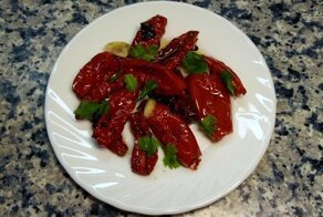 Вяленые помидоры в масле с чесноком и травами