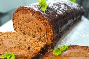 Волшебный бисквитный шоколадный рулет с шоколадным кремом и персиковым джемом