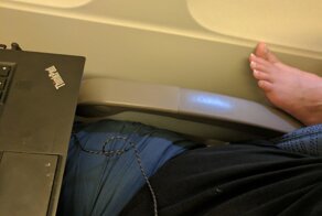 Австралийка обнаружила чужую ступню на самолетном подлокотнике и не растерялась