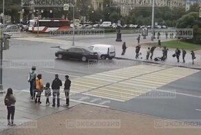Авария дня. Автомобиль сбил двух пешеходов на тротуаре