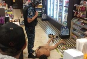Голый россиянин разнес заправку в Керчи и попал на видео