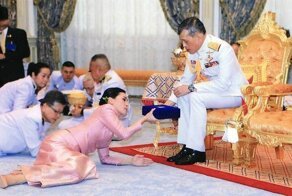 Жены и любовницы короля Таиланда: Одну кормил из собачьей миски, другую - отправил к смертникам