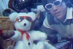 Молодой Киану Ривз на международной конвенции плюшевых медведей