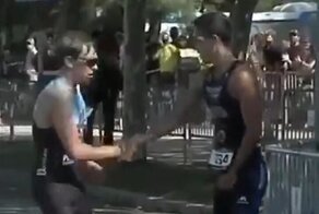 Триатлонист подарил заблудившемуся сопернику медаль