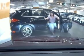 И как такие права получают: Женщина не смогла выехать с парковки