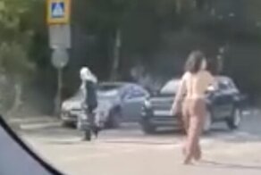 Осенние обострения: обнажённая девушка прогулялась по городу в сопровождении патруля ДПС
