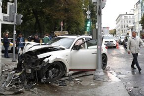 Рэпер на Infiniti сбил пешеходов и протаранил здание - одной из пострадавших ампутировали ступню