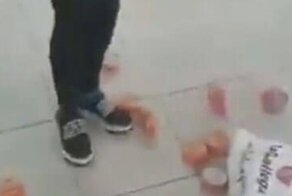 Сколько банок с тунцом способно поместиться под одеждой воровки