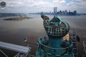 Когда закрыли балкон на факеле статуи Свободы?