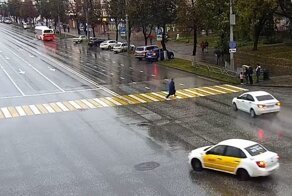 В Перми мальчик в синем пледе бросался на машины и был госпитализирован