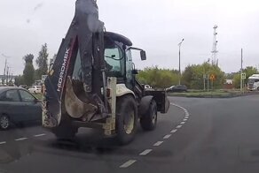 "Гранта" против погрузчика: как не следует выезжать с кругового движения