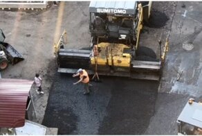 Дорожный рабочий перенес девочку на руках через горячий асфальт