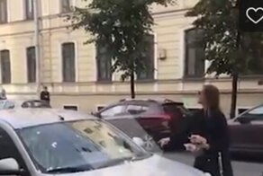 Нервная автоледи забросала яйцами машину мужчины, отлучившегося за дочерью в школу