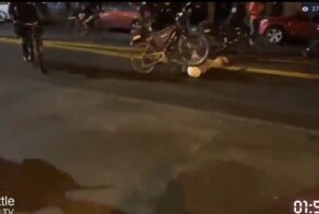 Американский полицейский на велосипеде переехал голову протестующего