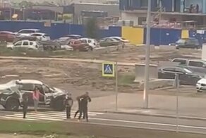 Мужчина напал на женщину с детьми из-за замечания