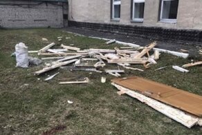 Выброшенная "скоростным лифтом" в окно дверь убила проходящего внизу мужчину
