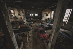 В заброшенной школе нашли редкие автомобили