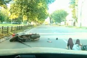Байкерша из Ярославля врезалась в открытую дверь авто - момент столкновения попал на видео