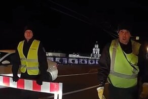 Охранник разбил стекло водителю, попытавшемуся проскочить Дворцовый мост перед разводкой