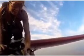 Смелая женщина прокатилась на крыле планера