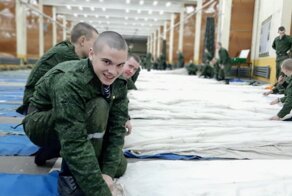 "Я не поп-звезда, я просто поп": юморной священнослужитель наставляет новобранцев ВДВ
