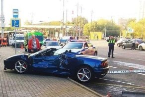 В Москве водитель Ferrari не справился с управлением и врезался в маршрутку