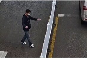 Мужчина попытался перейти дорогу в неположенном месте и застрял