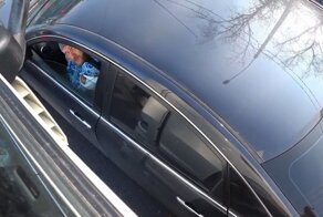 Классика жанра: водитель легковушки подлез под грузовик справа