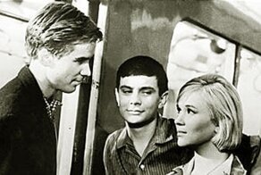 «Слишком оптимистичный фильм». Как снимали «Я шагаю по Москве»