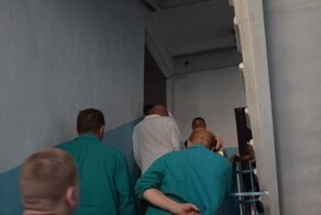 Россиянка попыталась избавиться от вещей в квартире,вышвырнув их в окно, и попала на видео