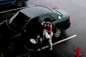 Коляска с малышом чуть не попала под автобус из-за невнимательной матери