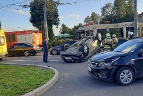 В Санкт-Петербурге каршеринг перевернулся на крышу