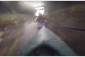 Зрелищный спуск каякеров по ручью